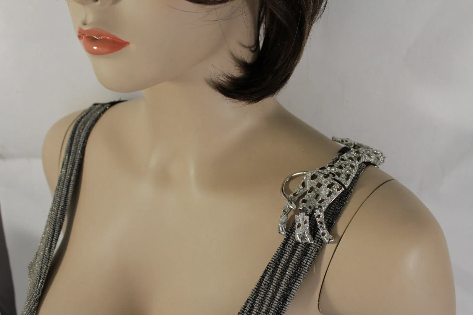 Rhinestone Giraffe Brooch