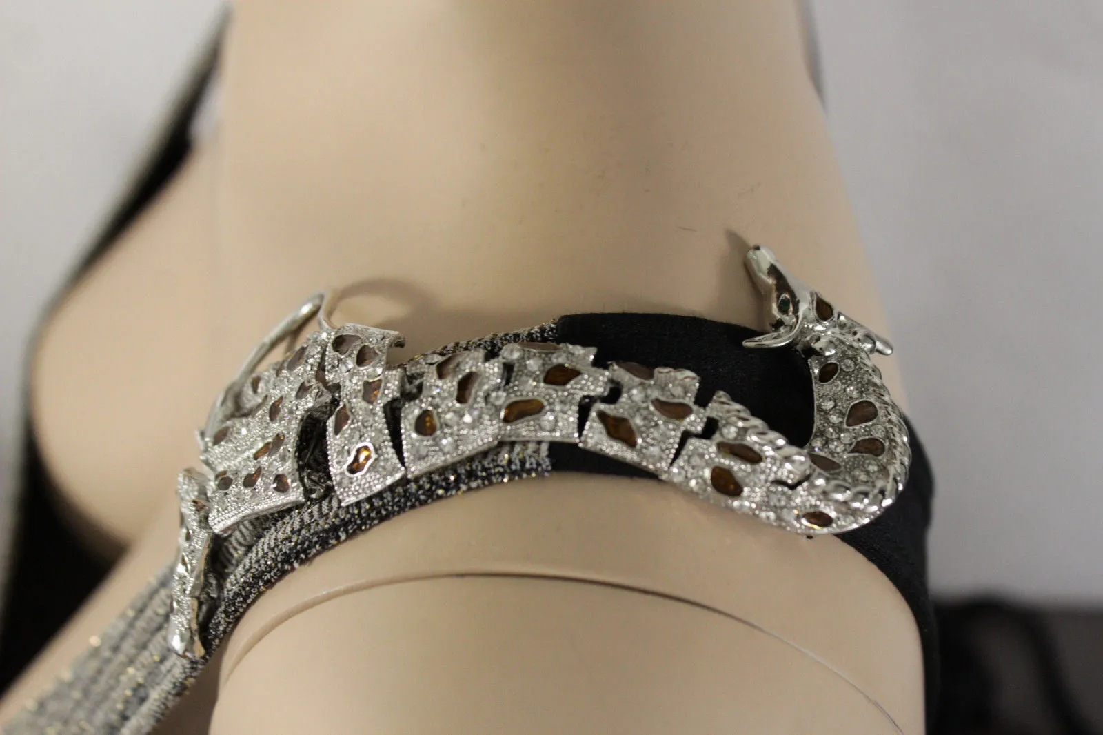 Rhinestone Giraffe Brooch
