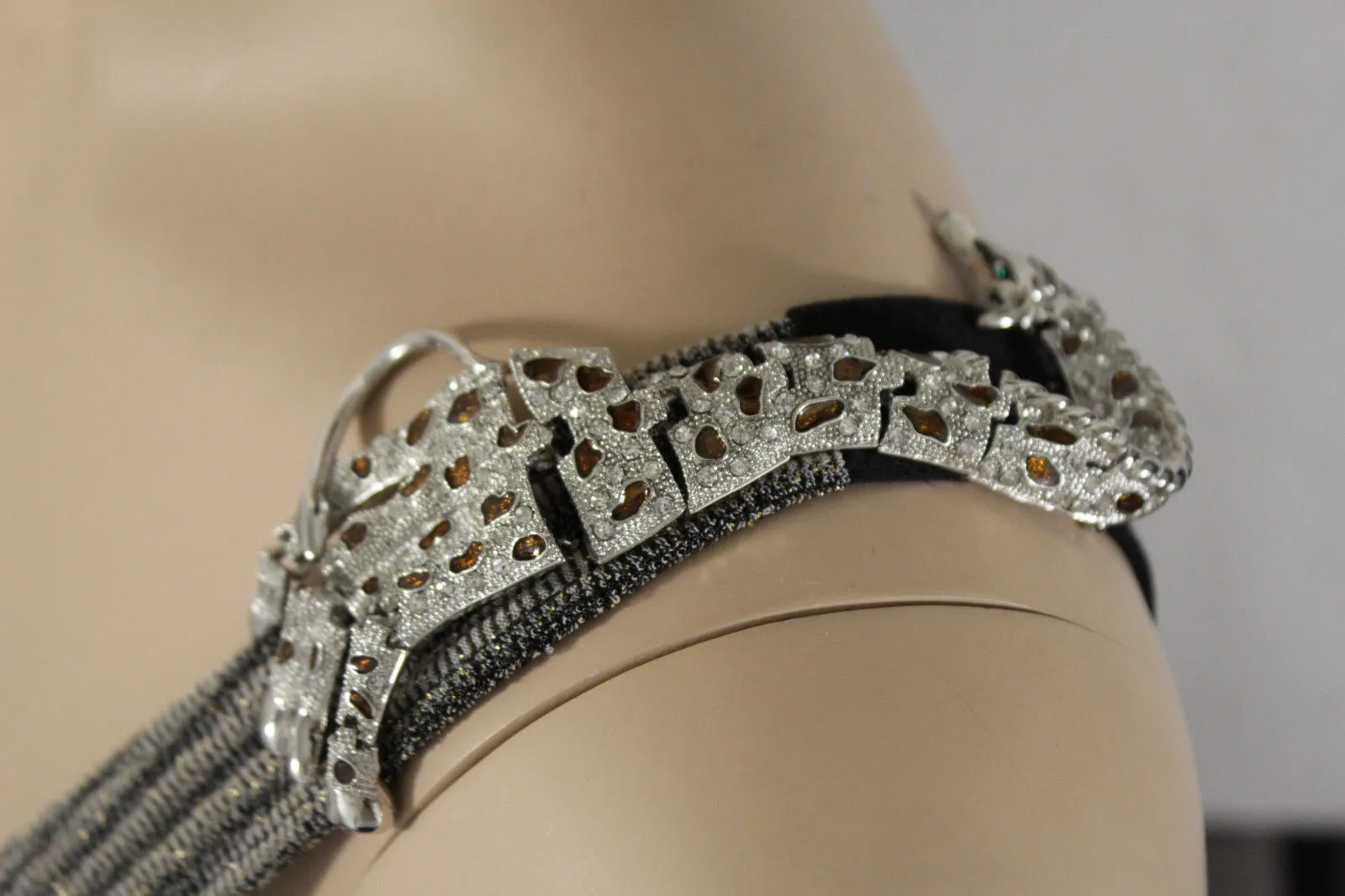 Rhinestone Giraffe Brooch