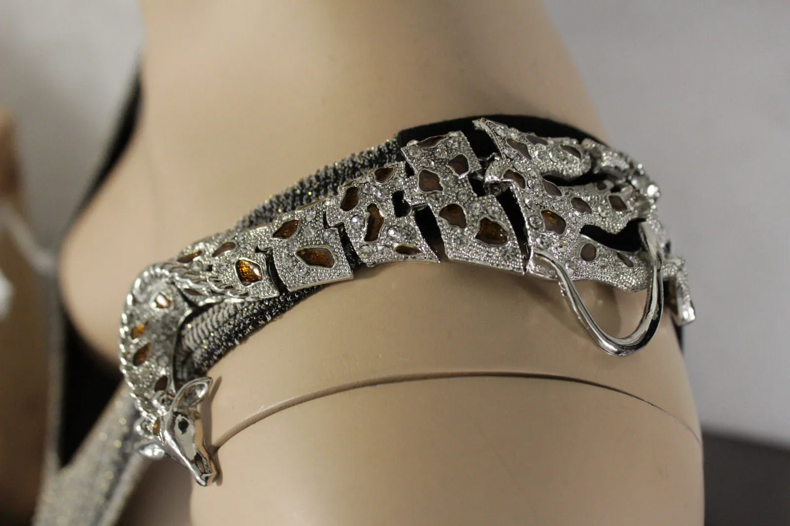 Rhinestone Giraffe Brooch