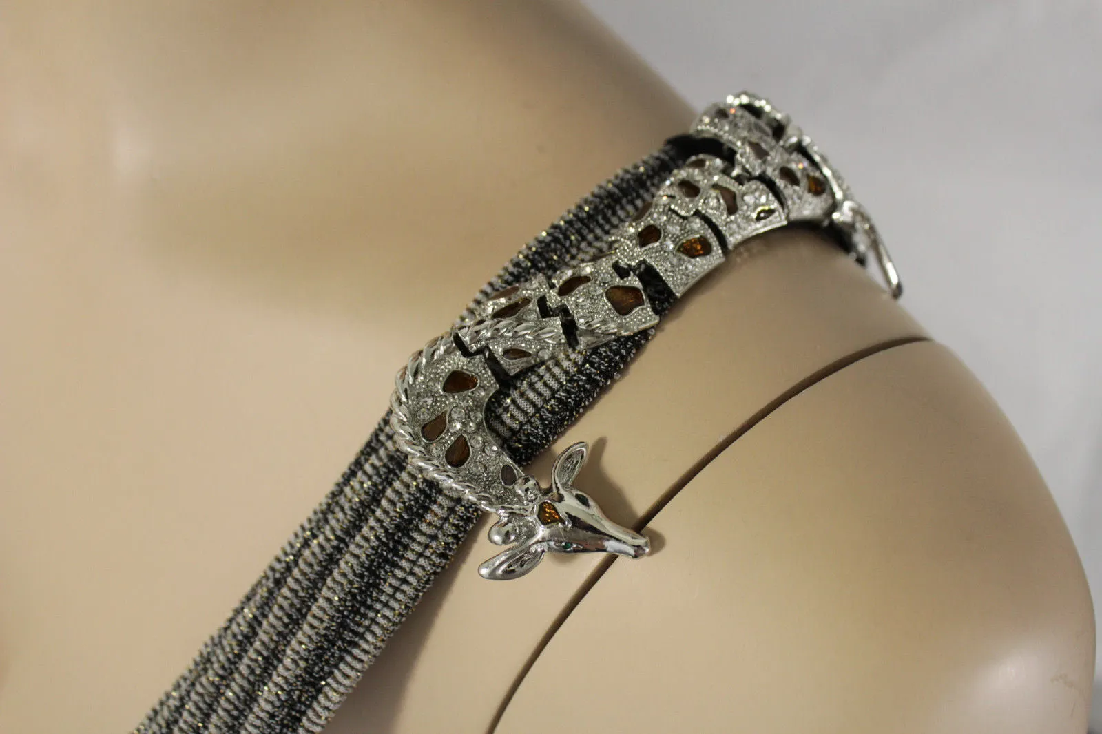 Rhinestone Giraffe Brooch
