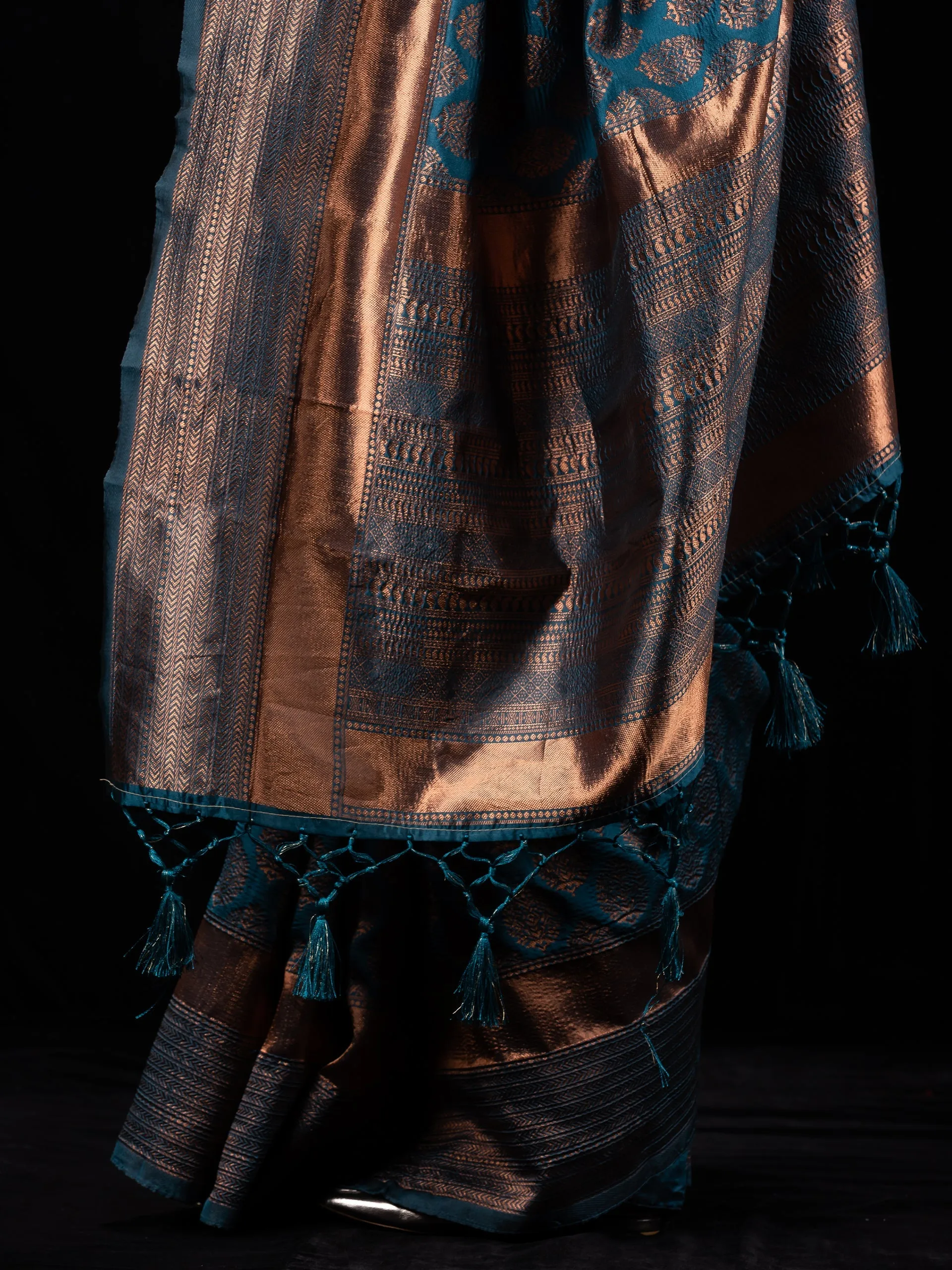 Vishesh Blue Fluorite Saree with Blouse Fabric
