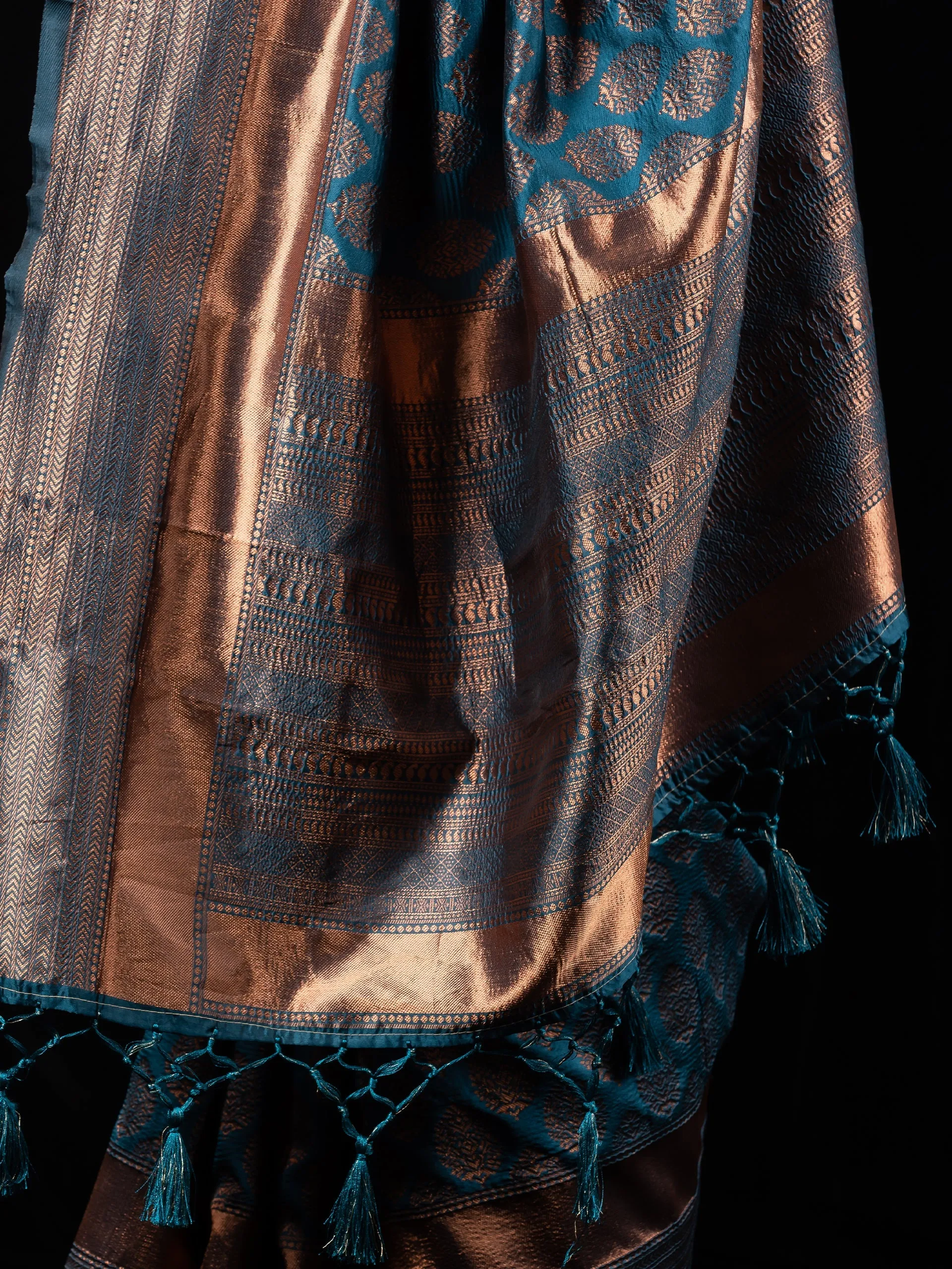 Vishesh Blue Fluorite Saree with Blouse Fabric
